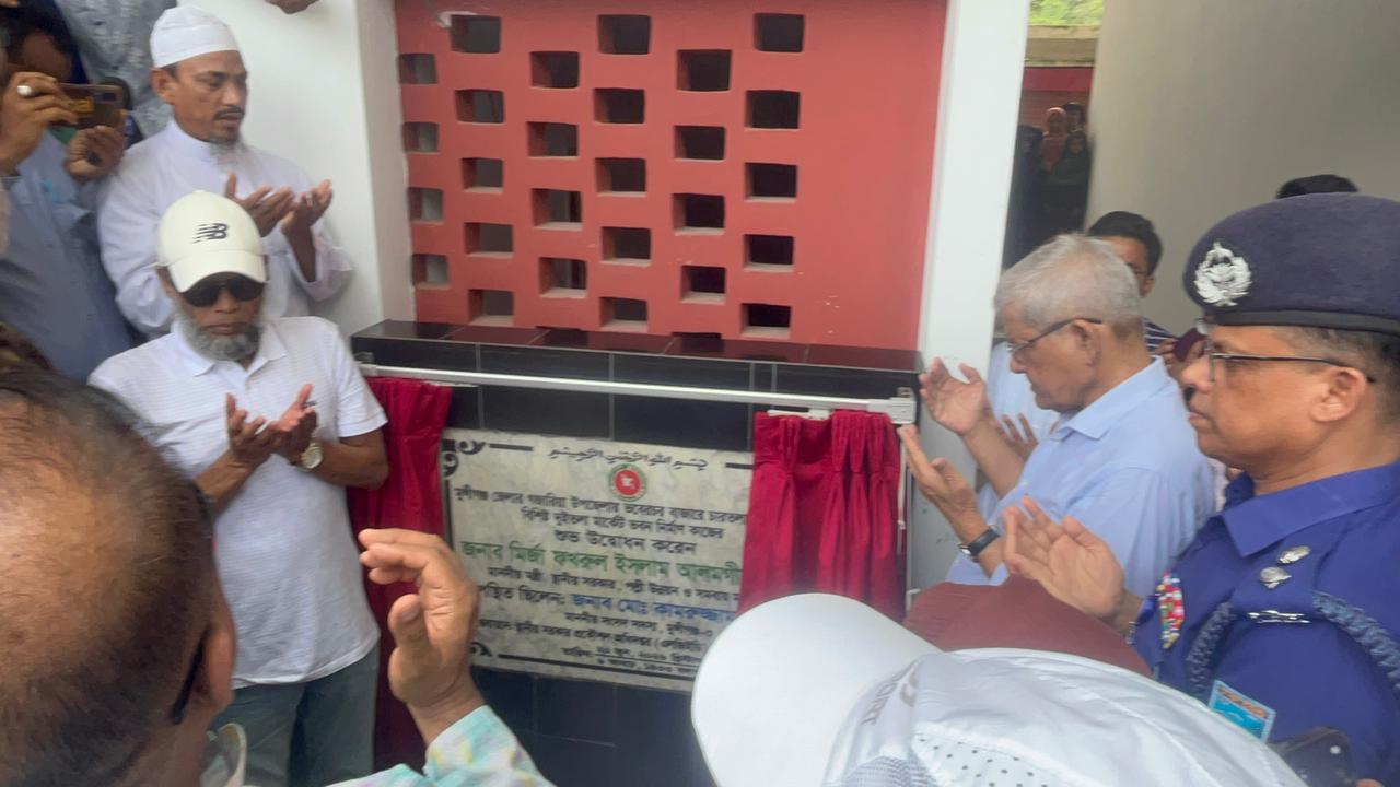গজারিয়ায় গ্রামীণ বাজারে আধুনিক মার্কেট ভবনের উদ্বোধন করলেন মির্জা ফখরুল